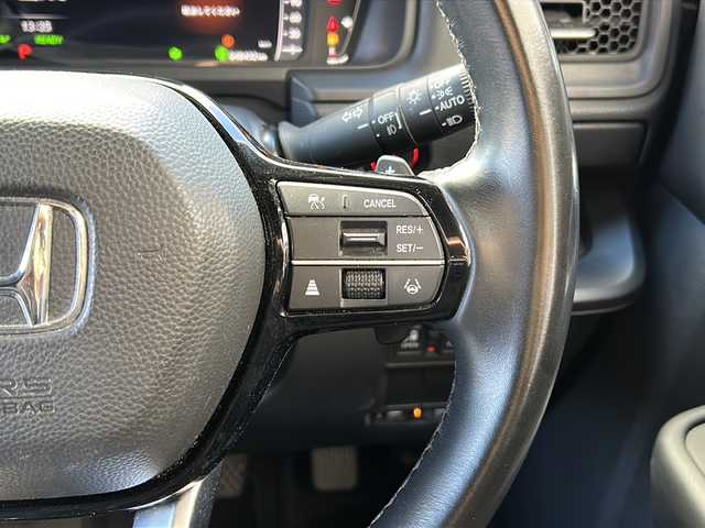 ホンダ ステップワゴン スパーダ eHEV 広島県 2023(令5)年 4.9万km プラチナホワイトパール 禁煙/ホンダセンシング/●衝突軽減ブレーキ（CMBS）/●誤発進抑制機能/●後方誤発進抑制機能/●近距離衝突軽減ブレーキ/●歩行者事故低減ステアリング/●路外逸脱抑制機能/●渋滞追従機能付アダプティブクルーズコントロール（ACC）/●車線維持支援システム（LKAS）/●トラフィックジャムアシスト（渋滞運転支援機能）/●先行車発進お知らせ機能●標識認識機能/●オートハイビーム/●アダプティブドライビングビーム/BSi/コーナーセンサー/純正11.4型ナビ（LXM-237VFi）/・フルセグ/CD/DVD/SD/MusicRack/BT/スマホ連携/バックカメラ/両側パワースライドドア/パワーテールゲート/減速セレクター/電動パーキングブレーキ/オートブレーキホールド/前席シートヒーター/コンビシート/オットマン/LEDアクティブコーナリングライト/フォグランプ/LEDシーケンシャルターンランプ/トリプルゾーンエアコン/スマートキー/プッシュスタート/スペアキー/ETC2.0/ドアバイザー/AC100V100W電源（トランクパネル内）