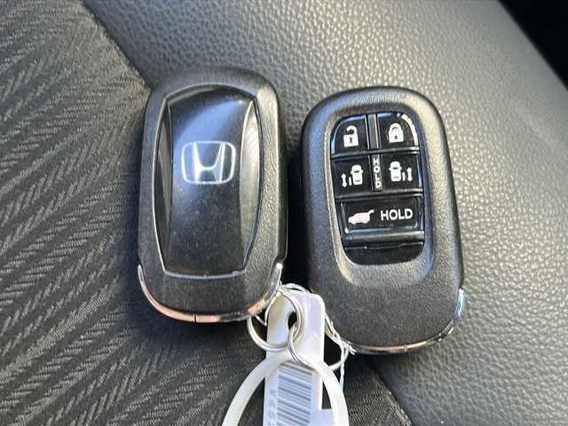 ホンダ ステップワゴン スパーダ eHEV 広島県 2023(令5)年 4.9万km プラチナホワイトパール 禁煙/ホンダセンシング/●衝突軽減ブレーキ（CMBS）/●誤発進抑制機能/●後方誤発進抑制機能/●近距離衝突軽減ブレーキ/●歩行者事故低減ステアリング/●路外逸脱抑制機能/●渋滞追従機能付アダプティブクルーズコントロール（ACC）/●車線維持支援システム（LKAS）/●トラフィックジャムアシスト（渋滞運転支援機能）/●先行車発進お知らせ機能●標識認識機能/●オートハイビーム/●アダプティブドライビングビーム/BSi/コーナーセンサー/純正11.4型ナビ（LXM-237VFi）/・フルセグ/CD/DVD/SD/MusicRack/BT/スマホ連携/バックカメラ/両側パワースライドドア/パワーテールゲート/減速セレクター/電動パーキングブレーキ/オートブレーキホールド/前席シートヒーター/コンビシート/オットマン/LEDアクティブコーナリングライト/フォグランプ/LEDシーケンシャルターンランプ/トリプルゾーンエアコン/スマートキー/プッシュスタート/スペアキー/ETC2.0/ドアバイザー/AC100V100W電源（トランクパネル内）