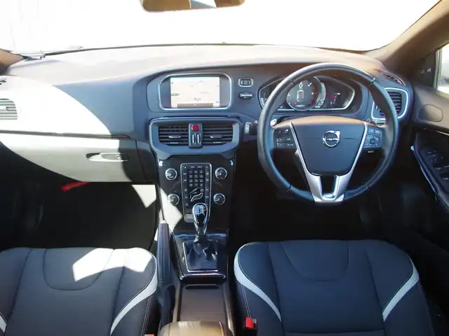 ボルボ Ｖ４０ D4 ダイナミックエディション 埼玉県 2018(平30)年 4.1万km 白 特別仕様車/メーカー純正ナビ/バックカメラ/アダプティブクルーズコントロール/インテリセーフ/パークセンサー/ブラインドスポットモニター/シートメモリー機能/ドラレコ/ETC