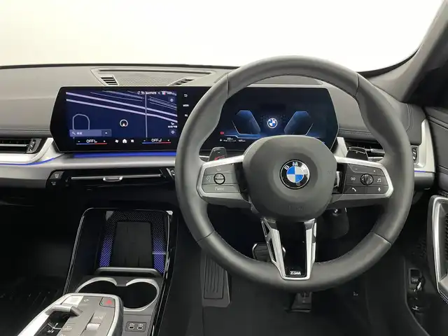 ＢＭＷ ＢＭＷ Ｘ１ xDrive 20d Mスポーツ 千葉県 2024(令6)年 0.4万km サファイアブラックP ワンオーナー　/４ＷＤ　ディーゼル車/メーカーHDDナビ　/AppleCarPlay　AndroidAuto/バックモニター　バックカメラ/パノラミックビューモニター　全周囲カメラ/ヘッドアップディスプレイ/ETC/警告機能/ ・正面衝突警告/ ・車線逸脱警告/ ・車線変更警告/ ・側面衝突警告/ ・降車警告/ ・運転注意力モニター/ ・制限速度超過警告/走行支援機能/ ・制限速度アシスト/ ・経路追従制御/ ・車間距離維持システム/ ・車線変更アシスト/ ・Assisted Driving Plus/ ・ヒルディセントコントロール/パドルシフト/前席パワーシート　シートヒーター/運転席シートメモリ/アンビエントライト/オートエアコン/置くだけ充電機能/クリアランスソナー/ブラインドスポットモニター/アダプティブクルーズコントロール/プッシュスタート/スマートキー/純正アルミホイール