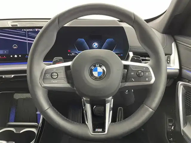 ＢＭＷ ＢＭＷ Ｘ１ xDrive 20d Mスポーツ 千葉県 2024(令6)年 0.4万km サファイアブラックP ワンオーナー　/４ＷＤ　ディーゼル車/メーカーHDDナビ　/AppleCarPlay　AndroidAuto/バックモニター　バックカメラ/パノラミックビューモニター　全周囲カメラ/ヘッドアップディスプレイ/ETC/警告機能/ ・正面衝突警告/ ・車線逸脱警告/ ・車線変更警告/ ・側面衝突警告/ ・降車警告/ ・運転注意力モニター/ ・制限速度超過警告/走行支援機能/ ・制限速度アシスト/ ・経路追従制御/ ・車間距離維持システム/ ・車線変更アシスト/ ・Assisted Driving Plus/ ・ヒルディセントコントロール/パドルシフト/前席パワーシート　シートヒーター/運転席シートメモリ/アンビエントライト/オートエアコン/置くだけ充電機能/クリアランスソナー/ブラインドスポットモニター/アダプティブクルーズコントロール/プッシュスタート/スマートキー/純正アルミホイール