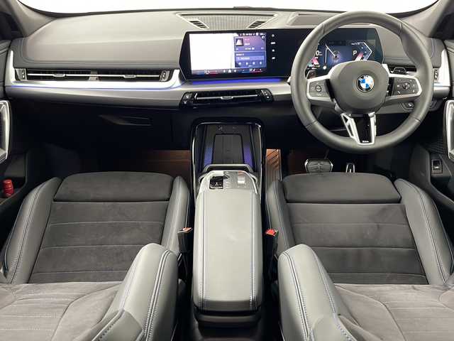 ＢＭＷ ＢＭＷ Ｘ１ xDrive 20d Mスポーツ 道央・札幌 2024(令6)年 0.4万km サファイアブラックP ワンオーナー　/４ＷＤ　ディーゼル車/メーカーHDDナビ　/AppleCarPlay　AndroidAuto/バックモニター　バックカメラ/パノラミックビューモニター　全周囲カメラ/ヘッドアップディスプレイ/ETC/警告機能/ ・正面衝突警告/ ・車線逸脱警告/ ・車線変更警告/ ・側面衝突警告/ ・降車警告/ ・運転注意力モニター/ ・制限速度超過警告/走行支援機能/ ・制限速度アシスト/ ・経路追従制御/ ・車間距離維持システム/ ・車線変更アシスト/ ・Assisted Driving Plus/ ・ヒルディセントコントロール/パドルシフト/前席パワーシート　シートヒーター/運転席シートメモリ/アンビエントライト/オートエアコン/置くだけ充電機能/クリアランスソナー/ブラインドスポットモニター/アダプティブクルーズコントロール/プッシュスタート/スマートキー/純正アルミホイール