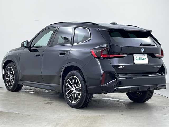 ＢＭＷ ＢＭＷ Ｘ１ xDrive 20d Mスポーツ 道央・札幌 2024(令6)年 0.4万km サファイアブラックP ワンオーナー　/４ＷＤ　ディーゼル車/メーカーHDDナビ　/AppleCarPlay　AndroidAuto/バックモニター　バックカメラ/パノラミックビューモニター　全周囲カメラ/ヘッドアップディスプレイ/ETC/警告機能/ ・正面衝突警告/ ・車線逸脱警告/ ・車線変更警告/ ・側面衝突警告/ ・降車警告/ ・運転注意力モニター/ ・制限速度超過警告/走行支援機能/ ・制限速度アシスト/ ・経路追従制御/ ・車間距離維持システム/ ・車線変更アシスト/ ・Assisted Driving Plus/ ・ヒルディセントコントロール/パドルシフト/前席パワーシート　シートヒーター/運転席シートメモリ/アンビエントライト/オートエアコン/置くだけ充電機能/クリアランスソナー/ブラインドスポットモニター/アダプティブクルーズコントロール/プッシュスタート/スマートキー/純正アルミホイール