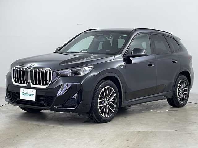 ＢＭＷ ＢＭＷ Ｘ１ xDrive 20d Mスポーツ 道央・札幌 2024(令6)年 0.4万km サファイアブラックP ワンオーナー　/４ＷＤ　ディーゼル車/メーカーHDDナビ　/AppleCarPlay　AndroidAuto/バックモニター　バックカメラ/パノラミックビューモニター　全周囲カメラ/ヘッドアップディスプレイ/ETC/警告機能/ ・正面衝突警告/ ・車線逸脱警告/ ・車線変更警告/ ・側面衝突警告/ ・降車警告/ ・運転注意力モニター/ ・制限速度超過警告/走行支援機能/ ・制限速度アシスト/ ・経路追従制御/ ・車間距離維持システム/ ・車線変更アシスト/ ・Assisted Driving Plus/ ・ヒルディセントコントロール/パドルシフト/前席パワーシート　シートヒーター/運転席シートメモリ/アンビエントライト/オートエアコン/置くだけ充電機能/クリアランスソナー/ブラインドスポットモニター/アダプティブクルーズコントロール/プッシュスタート/スマートキー/純正アルミホイール