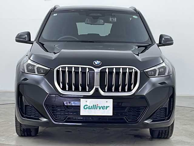 ＢＭＷ ＢＭＷ Ｘ１ xDrive 20d Mスポーツ 道央・札幌 2024(令6)年 0.4万km サファイアブラックP ワンオーナー　/４ＷＤ　ディーゼル車/メーカーHDDナビ　/AppleCarPlay　AndroidAuto/バックモニター　バックカメラ/パノラミックビューモニター　全周囲カメラ/ヘッドアップディスプレイ/ETC/警告機能/ ・正面衝突警告/ ・車線逸脱警告/ ・車線変更警告/ ・側面衝突警告/ ・降車警告/ ・運転注意力モニター/ ・制限速度超過警告/走行支援機能/ ・制限速度アシスト/ ・経路追従制御/ ・車間距離維持システム/ ・車線変更アシスト/ ・Assisted Driving Plus/ ・ヒルディセントコントロール/パドルシフト/前席パワーシート　シートヒーター/運転席シートメモリ/アンビエントライト/オートエアコン/置くだけ充電機能/クリアランスソナー/ブラインドスポットモニター/アダプティブクルーズコントロール/プッシュスタート/スマートキー/純正アルミホイール