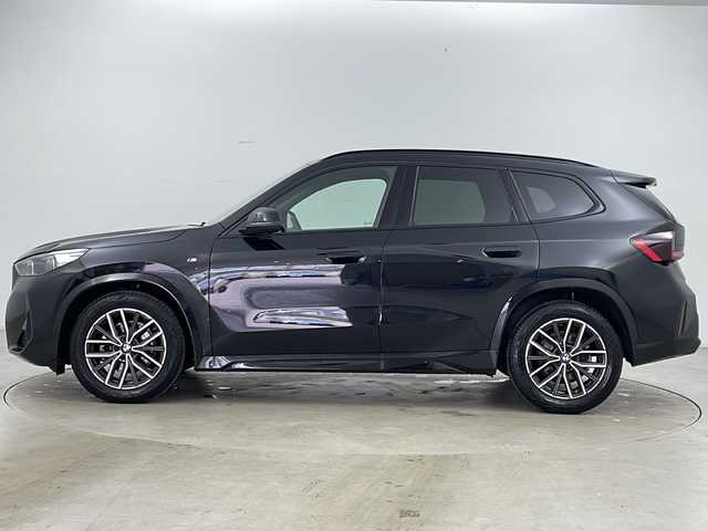 ＢＭＷ ＢＭＷ Ｘ１ xDrive 20d Mスポーツ 道央・札幌 2024(令6)年 0.4万km サファイアブラックP ワンオーナー　/４ＷＤ　ディーゼル車/メーカーHDDナビ　/AppleCarPlay　AndroidAuto/バックモニター　バックカメラ/パノラミックビューモニター　全周囲カメラ/ヘッドアップディスプレイ/ETC/警告機能/ ・正面衝突警告/ ・車線逸脱警告/ ・車線変更警告/ ・側面衝突警告/ ・降車警告/ ・運転注意力モニター/ ・制限速度超過警告/走行支援機能/ ・制限速度アシスト/ ・経路追従制御/ ・車間距離維持システム/ ・車線変更アシスト/ ・Assisted Driving Plus/ ・ヒルディセントコントロール/パドルシフト/前席パワーシート　シートヒーター/運転席シートメモリ/アンビエントライト/オートエアコン/置くだけ充電機能/クリアランスソナー/ブラインドスポットモニター/アダプティブクルーズコントロール/プッシュスタート/スマートキー/純正アルミホイール