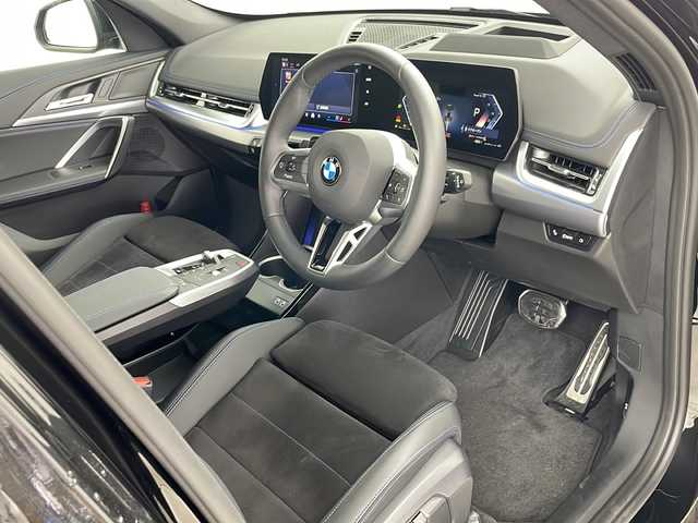 ＢＭＷ ＢＭＷ Ｘ１ xDrive 20d Mスポーツ 道央・札幌 2024(令6)年 0.4万km サファイアブラックP ワンオーナー　/４ＷＤ　ディーゼル車/メーカーHDDナビ　/AppleCarPlay　AndroidAuto/バックモニター　バックカメラ/パノラミックビューモニター　全周囲カメラ/ヘッドアップディスプレイ/ETC/警告機能/ ・正面衝突警告/ ・車線逸脱警告/ ・車線変更警告/ ・側面衝突警告/ ・降車警告/ ・運転注意力モニター/ ・制限速度超過警告/走行支援機能/ ・制限速度アシスト/ ・経路追従制御/ ・車間距離維持システム/ ・車線変更アシスト/ ・Assisted Driving Plus/ ・ヒルディセントコントロール/パドルシフト/前席パワーシート　シートヒーター/運転席シートメモリ/アンビエントライト/オートエアコン/置くだけ充電機能/クリアランスソナー/ブラインドスポットモニター/アダプティブクルーズコントロール/プッシュスタート/スマートキー/純正アルミホイール