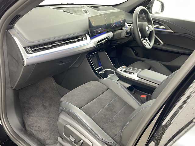 ＢＭＷ ＢＭＷ Ｘ１ xDrive 20d Mスポーツ 道央・札幌 2024(令6)年 0.4万km サファイアブラックP ワンオーナー　/４ＷＤ　ディーゼル車/メーカーHDDナビ　/AppleCarPlay　AndroidAuto/バックモニター　バックカメラ/パノラミックビューモニター　全周囲カメラ/ヘッドアップディスプレイ/ETC/警告機能/ ・正面衝突警告/ ・車線逸脱警告/ ・車線変更警告/ ・側面衝突警告/ ・降車警告/ ・運転注意力モニター/ ・制限速度超過警告/走行支援機能/ ・制限速度アシスト/ ・経路追従制御/ ・車間距離維持システム/ ・車線変更アシスト/ ・Assisted Driving Plus/ ・ヒルディセントコントロール/パドルシフト/前席パワーシート　シートヒーター/運転席シートメモリ/アンビエントライト/オートエアコン/置くだけ充電機能/クリアランスソナー/ブラインドスポットモニター/アダプティブクルーズコントロール/プッシュスタート/スマートキー/純正アルミホイール