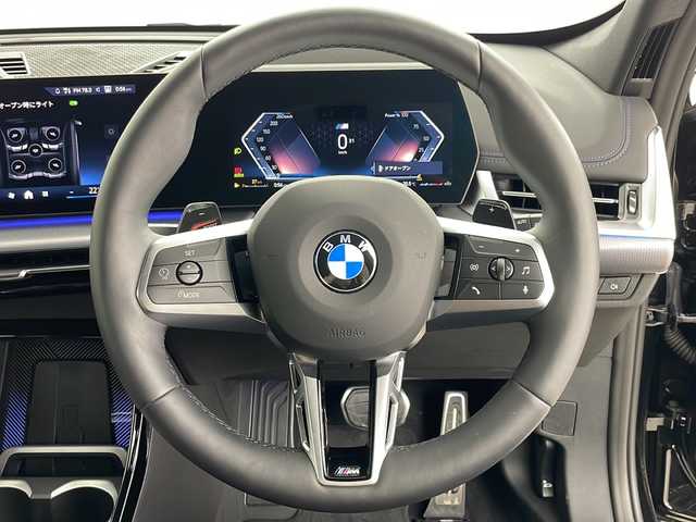 ＢＭＷ ＢＭＷ Ｘ１ xDrive 20d Mスポーツ 道央・札幌 2024(令6)年 0.4万km サファイアブラックP ワンオーナー　/４ＷＤ　ディーゼル車/メーカーHDDナビ　/AppleCarPlay　AndroidAuto/バックモニター　バックカメラ/パノラミックビューモニター　全周囲カメラ/ヘッドアップディスプレイ/ETC/警告機能/ ・正面衝突警告/ ・車線逸脱警告/ ・車線変更警告/ ・側面衝突警告/ ・降車警告/ ・運転注意力モニター/ ・制限速度超過警告/走行支援機能/ ・制限速度アシスト/ ・経路追従制御/ ・車間距離維持システム/ ・車線変更アシスト/ ・Assisted Driving Plus/ ・ヒルディセントコントロール/パドルシフト/前席パワーシート　シートヒーター/運転席シートメモリ/アンビエントライト/オートエアコン/置くだけ充電機能/クリアランスソナー/ブラインドスポットモニター/アダプティブクルーズコントロール/プッシュスタート/スマートキー/純正アルミホイール