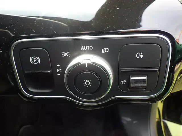 メルセデス・ベンツ ＣＬＡ２００ｄ Sブレーク AMGライン 千葉県 2020(令2)年 4.7万km コスモスブラック アクティブブレーキアシスト/レーンチェンジアシスト/ブラインドスポットアシスト/アテンションアシスト/ディストロニック/パワーバックドア/純正ナビ/地デジTV/【Bluetooth接続】/バックカメラ/リバース連動ドアミラー（左）/ワイヤレス充電/前席パワーシート/シートヒーター/ハーフレザーシート/革巻きステアリング/ステアリングスイッチ/パドルシフト/ETC（2.0）/LEDヘッドライト/ウインカーミラー/パークトロニック/18インチアルミホイル/サイド/カーテンエアバッグ/キーレスゴー