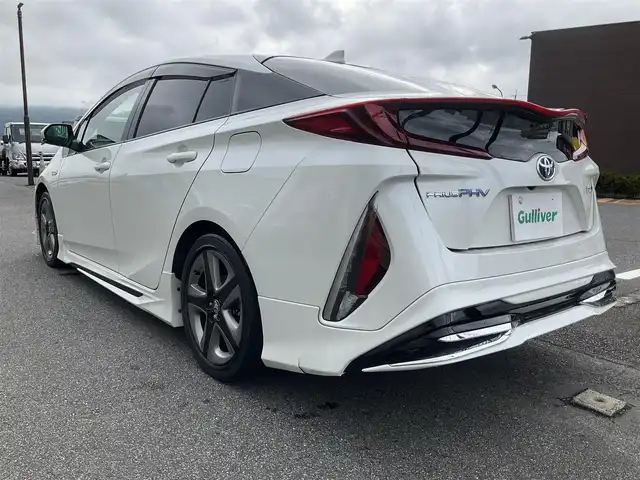 トヨタ プリウス ＰＨＶ S 滋賀県 2017(平29)年 9.4万km ホワイトパールクリスタルシャイン 車検8年6月まで/トヨタセーフティセンス/クルーズコントロール/モデリスタエアロ（フロント、サイド、リア）/純正9インチナビ/Bluetooth、CD、DVD、フルセグテレビ/バックカメラ/ビルトインETC/前席シートヒーター/ステアリングヒーター/純正LEDヘッドライト・LEDフォグランプ/充電ケーブル有り/純正ゴムマット/取扱説明書/保証書