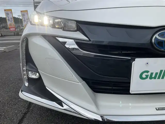 トヨタ プリウス ＰＨＶ S 滋賀県 2017(平29)年 9.4万km ホワイトパールクリスタルシャイン 車検8年6月まで/トヨタセーフティセンス/クルーズコントロール/モデリスタエアロ（フロント、サイド、リア）/純正9インチナビ/Bluetooth、CD、DVD、フルセグテレビ/バックカメラ/ビルトインETC/前席シートヒーター/ステアリングヒーター/純正LEDヘッドライト・LEDフォグランプ/充電ケーブル有り/純正ゴムマット/取扱説明書/保証書
