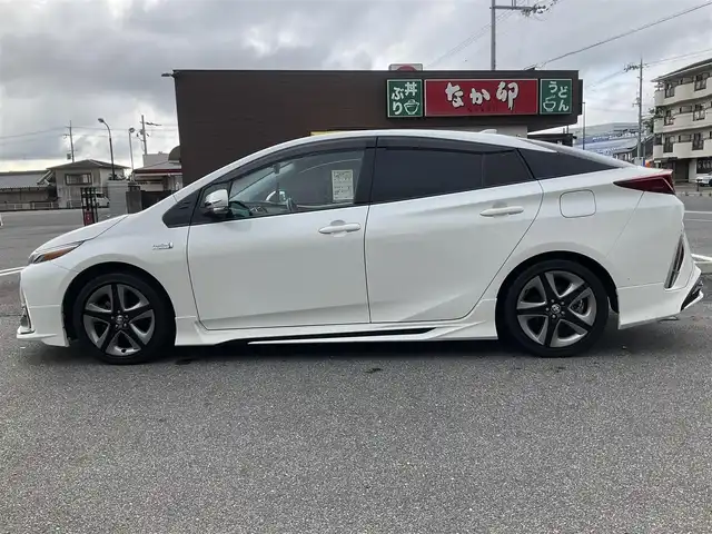 トヨタ プリウス ＰＨＶ S 滋賀県 2017(平29)年 9.4万km ホワイトパールクリスタルシャイン 車検8年6月まで/トヨタセーフティセンス/クルーズコントロール/モデリスタエアロ（フロント、サイド、リア）/純正9インチナビ/Bluetooth、CD、DVD、フルセグテレビ/バックカメラ/ビルトインETC/前席シートヒーター/ステアリングヒーター/純正LEDヘッドライト・LEDフォグランプ/充電ケーブル有り/純正ゴムマット/取扱説明書/保証書