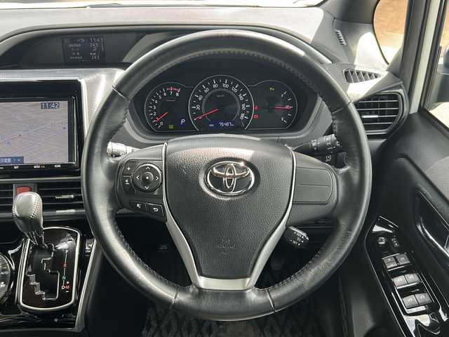 トヨタ ヴォクシー ZS 煌Ⅱ 佐賀県 2019(令1)年 7.6万km ホワイトパールクリスタルシャイン 純正ナビ(NSZT-Y68T)/Bluetooth/CD/DVD/フルセグTV/バックアップ/衝突軽減システム/レーンキープアシスト/クルーズコントロール/クリアランスソナー/前後ドライブレコーダー/両側パワースライドドア/LEDオートライト／オートマチックハイビーム/ダブルエアコン/フリップダウンモニター/チップアップシート/ETC/保証書/取扱説明書/点検記録簿(R1/2/3/4/6)