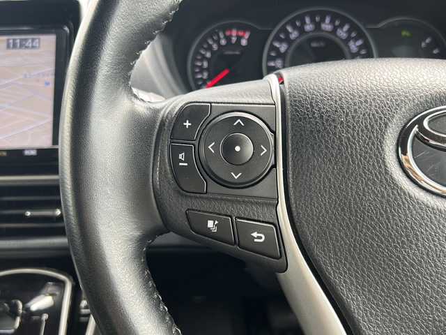 トヨタ ヴォクシー ZS 煌Ⅱ 佐賀県 2019(令1)年 7.6万km ホワイトパールクリスタルシャイン 純正ナビ(NSZT-Y68T)/Bluetooth/CD/DVD/フルセグTV/バックアップ/衝突軽減システム/レーンキープアシスト/クルーズコントロール/クリアランスソナー/前後ドライブレコーダー/両側パワースライドドア/LEDオートライト／オートマチックハイビーム/ダブルエアコン/フリップダウンモニター/チップアップシート/ETC/保証書/取扱説明書/点検記録簿(R1/2/3/4/6)