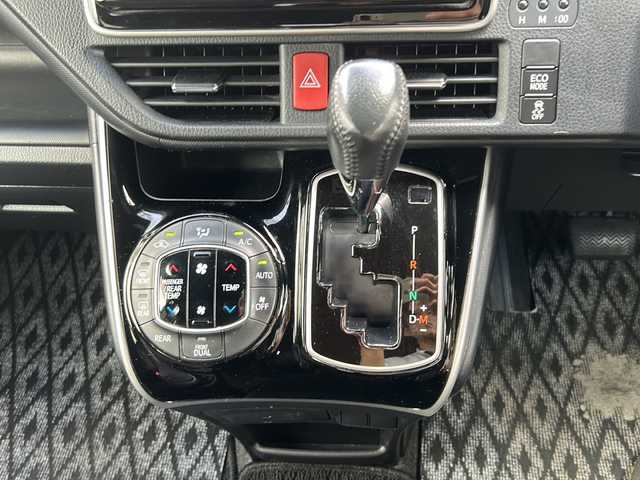 トヨタ ヴォクシー ZS 煌Ⅱ 佐賀県 2019(令1)年 7.6万km ホワイトパールクリスタルシャイン 純正ナビ(NSZT-Y68T)/Bluetooth/CD/DVD/フルセグTV/バックアップ/衝突軽減システム/レーンキープアシスト/クルーズコントロール/クリアランスソナー/前後ドライブレコーダー/両側パワースライドドア/LEDオートライト／オートマチックハイビーム/ダブルエアコン/フリップダウンモニター/チップアップシート/ETC/保証書/取扱説明書/点検記録簿(R1/2/3/4/6)