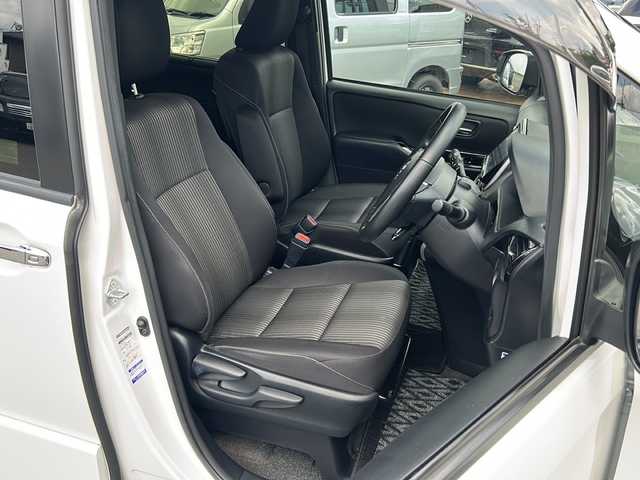 トヨタ ヴォクシー ZS 煌Ⅱ 佐賀県 2019(令1)年 7.6万km ホワイトパールクリスタルシャイン 純正ナビ(NSZT-Y68T)/Bluetooth/CD/DVD/フルセグTV/バックアップ/衝突軽減システム/レーンキープアシスト/クルーズコントロール/クリアランスソナー/前後ドライブレコーダー/両側パワースライドドア/LEDオートライト／オートマチックハイビーム/ダブルエアコン/フリップダウンモニター/チップアップシート/ETC/保証書/取扱説明書/点検記録簿(R1/2/3/4/6)