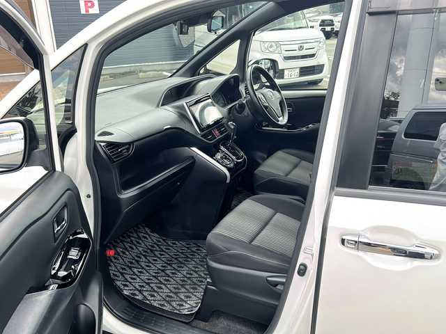 トヨタ ヴォクシー ZS 煌Ⅱ 佐賀県 2019(令1)年 7.6万km ホワイトパールクリスタルシャイン 純正ナビ(NSZT-Y68T)/Bluetooth/CD/DVD/フルセグTV/バックアップ/衝突軽減システム/レーンキープアシスト/クルーズコントロール/クリアランスソナー/前後ドライブレコーダー/両側パワースライドドア/LEDオートライト／オートマチックハイビーム/ダブルエアコン/フリップダウンモニター/チップアップシート/ETC/保証書/取扱説明書/点検記録簿(R1/2/3/4/6)