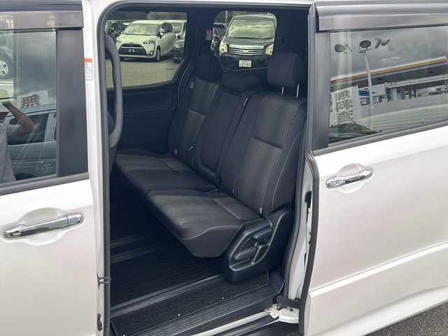 トヨタ ヴォクシー ZS 煌Ⅱ 佐賀県 2019(令1)年 7.6万km ホワイトパールクリスタルシャイン 純正ナビ(NSZT-Y68T)/Bluetooth/CD/DVD/フルセグTV/バックアップ/衝突軽減システム/レーンキープアシスト/クルーズコントロール/クリアランスソナー/前後ドライブレコーダー/両側パワースライドドア/LEDオートライト／オートマチックハイビーム/ダブルエアコン/フリップダウンモニター/チップアップシート/ETC/保証書/取扱説明書/点検記録簿(R1/2/3/4/6)