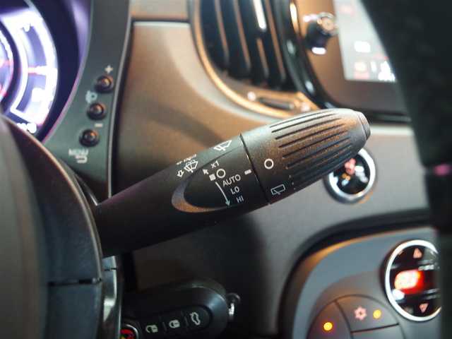 アバルト ５９５ コンペティツィオーネ 兵庫県 2023(令5)年 0.6万km Gligio Campovolo 純正ディスプレイオーディオ/キセノンヘッドライト/リアパーキングセンサー/アップルカープレイ/ドライブレコーダー前後カメラ/オートワイパー/オートヘッドライト/フロアマット