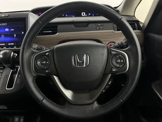 ホンダ フリード クロスター ホンダセンシング 大阪府 2022(令4)年 2.4万km シルバーミストグリーンM 禁煙車/ホンダセンシング/　・衝突軽減ブレーキ/　・誤発進抑制機能/　・路外逸脱抑制機能/　・アダプティブ・クルーズ・コントロール/　・車線維持支援システム/　・先行車発進お知らせ機能/　・標識認識機能/純正ナビ/　（Bluetooth/CD/DVD）/フルセグTV/バックカメラ/両側パワースライドドア/LEDヘッドライト/フォグランプ/ハーフレザーシート/純正15インチアルミホイール/コーナーセンサー/スマートキー/ETC