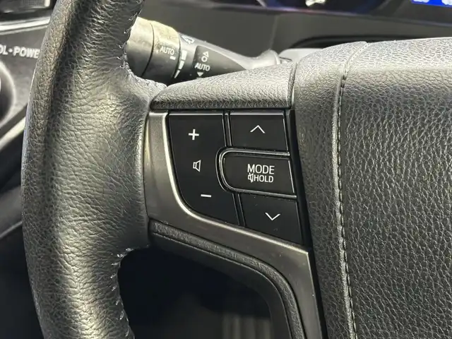 トヨタ クラウン ハイブリッド アスリートG 三重県 2013(平25)年 4.6万km プレシャスブラックパール ハイブリッド/FR/MTモード付フロアCVT/純正 8インチHDDナビ/（AM/FM/CD/DVD/HDDREC/USB/Bluetooth/AUX/TV）/バックガイドモニター/ビルトインETC/【OP】アドバンストパッケージ*/安全/・プリクラッシュセーフティ/・【OP】レーダークルコン*1/・【OP】インテリジェントクリアランスソナー［ICS］*1/・【OP】クリアランスソナー＆バックソナー*1/・VDIM（EBD付ABS＆VSC＆TRC＆EPS）/など/装備/・本革シート/・シートヒーター、ベンチレーション（D/N）/・パワーシート（D8way＋メモリー＆ランバーサポート/N4way）/・ステアリングヒーター/・雨滴感応式オートワイパー/・オートライト/・HIDヘッドランプ/・アダプティブハイビームシステム（インテリジェントAFS、ヘッドランプクリーナー付）/・左右独立オートエアコン（スイングレジスター付）/・ステアリングスイッチ/・電動チルト&テレスコピックステアリング/・プッシュスタート/・【OP】純正18inAW/・ステアリングスイッチ/・自動防眩インナーミラー/・保/・スマートキーx1、カードキーx1/など