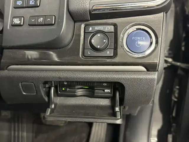 トヨタ クラウン ハイブリッド アスリートG 三重県 2013(平25)年 4.6万km プレシャスブラックパール ハイブリッド/FR/MTモード付フロアCVT/純正 8インチHDDナビ/（AM/FM/CD/DVD/HDDREC/USB/Bluetooth/AUX/TV）/バックガイドモニター/ビルトインETC/【OP】アドバンストパッケージ*/安全/・プリクラッシュセーフティ/・【OP】レーダークルコン*1/・【OP】インテリジェントクリアランスソナー［ICS］*1/・【OP】クリアランスソナー＆バックソナー*1/・VDIM（EBD付ABS＆VSC＆TRC＆EPS）/など/装備/・本革シート/・シートヒーター、ベンチレーション（D/N）/・パワーシート（D8way＋メモリー＆ランバーサポート/N4way）/・ステアリングヒーター/・雨滴感応式オートワイパー/・オートライト/・HIDヘッドランプ/・アダプティブハイビームシステム（インテリジェントAFS、ヘッドランプクリーナー付）/・左右独立オートエアコン（スイングレジスター付）/・ステアリングスイッチ/・電動チルト&テレスコピックステアリング/・プッシュスタート/・【OP】純正18inAW/・ステアリングスイッチ/・自動防眩インナーミラー/・保/・スマートキーx1、カードキーx1/など