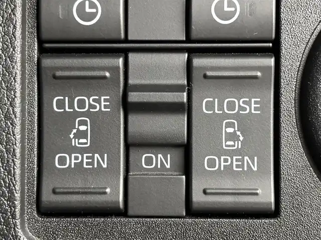 ダイハツ ムーヴ キャンバス ストライプス G 福岡県 2022(令4)年 1.1万km シャイニングホワイトパール/レーザーブルークリスタルシャイン 社外ディスプレイオーディオ　/バックカメラ　/両側パワースライドドア　/ワイヤレス充電　/ＥＴＣ　/ホッとカップホルダー　/衝突軽減　/レーンキープ　/コーナーセンサー　/アクセル踏み間違い防止　/横滑り防止　/シートヒーター　/ＬＥＤ