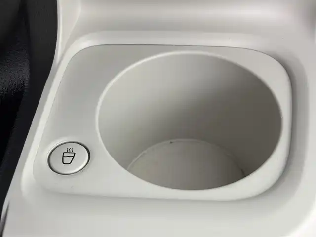 ダイハツ ムーヴ キャンバス ストライプス G 福岡県 2022(令4)年 1.1万km シャイニングホワイトパール/レーザーブルークリスタルシャイン 社外ディスプレイオーディオ　/バックカメラ　/両側パワースライドドア　/ワイヤレス充電　/ＥＴＣ　/ホッとカップホルダー　/衝突軽減　/レーンキープ　/コーナーセンサー　/アクセル踏み間違い防止　/横滑り防止　/シートヒーター　/ＬＥＤ