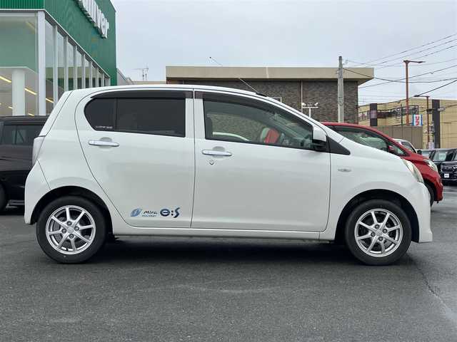 ダイハツ ミラ イース X メモリアルエディション 静岡県 2013(平25)年 6.6万km パールホワイトⅢ パワーステアリング/パワーウィンドウ/アイドリングストップ/リモコンキー/マニュアルエアコン/ETC/バックカメラ/純正ナビ（CD.DVD.BT.フルセグ）/純正フロアマット/純正アルミホイール/ABS/盗難防止装置/Wエアバック