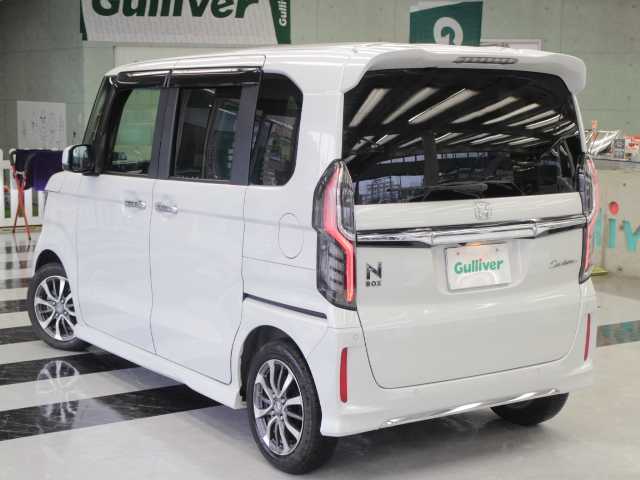 ホンダ Ｎ ＢＯＸ カスタム L 千葉県 2022(令4)年 0.8万km プラチナホワイトパール 純正ディーラーオプションナビ/AM/FM/CD/DVD/Bluetooth/フルセグTV/バックカメラ /ビルトインETC/LEDヘッドライト/フォグランプ/オートライト/片側パワースライドドア/アイドリングストップ /電動パーキングブレーキ/ブレーキホールド機能/クリアランスソナー/レーダークルーズコントロール/レーンキープアシスト/衝突軽減ブレーキ/プッシュスタート/スマートキー×2/ステアリングスイッチ/ヘッドライトレベライザー/横滑り防止装置/シートバックテーブル/純正フロアマット/ドアバイアー/取扱説明書/保証書