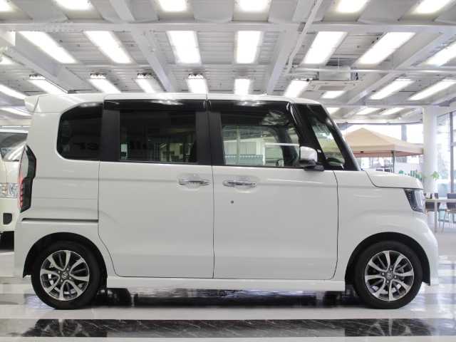 ホンダ Ｎ ＢＯＸ カスタム L 千葉県 2022(令4)年 0.8万km プラチナホワイトパール 純正ディーラーオプションナビ/AM/FM/CD/DVD/Bluetooth/フルセグTV/バックカメラ /ビルトインETC/LEDヘッドライト/フォグランプ/オートライト/片側パワースライドドア/アイドリングストップ /電動パーキングブレーキ/ブレーキホールド機能/クリアランスソナー/レーダークルーズコントロール/レーンキープアシスト/衝突軽減ブレーキ/プッシュスタート/スマートキー×2/ステアリングスイッチ/ヘッドライトレベライザー/横滑り防止装置/シートバックテーブル/純正フロアマット/ドアバイアー/取扱説明書/保証書
