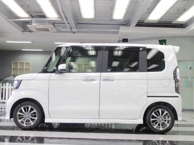 ホンダ Ｎ ＢＯＸ カスタム L 千葉県 2022(令4)年 0.8万km プラチナホワイトパール 純正ディーラーオプションナビ/AM/FM/CD/DVD/Bluetooth/フルセグTV/バックカメラ /ビルトインETC/LEDヘッドライト/フォグランプ/オートライト/片側パワースライドドア/アイドリングストップ /電動パーキングブレーキ/ブレーキホールド機能/クリアランスソナー/レーダークルーズコントロール/レーンキープアシスト/衝突軽減ブレーキ/プッシュスタート/スマートキー×2/ステアリングスイッチ/ヘッドライトレベライザー/横滑り防止装置/シートバックテーブル/純正フロアマット/ドアバイアー/取扱説明書/保証書