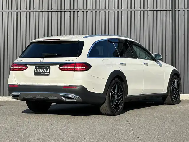 メルセデス・ベンツ Ｅ２２０ｄ 4マチック オールテレイン 福島県 2021(令3)年 5.3万km ダイヤモンドホワイト エクスクルーシブパッケージ/・パノラミックスライディングルーフ/・前席ベンチレーター/・ヘッドアップディスプレイ/・エナジャイギングパッケージ/・プライバシーガラス/エアバランスパッケージ/・空気清浄機能付きパフュームアトマイザー/Burmester/ACC/レーンキープ/ブラインドスポット/マルチビームLEDヘッドライト/黒革シート/パワーシート/全席シートヒーター/AIR BODY CONTROLエアサスペンション/ダイナミックセレクト/純正ナビ/Apple CarPlay/フルセグTV/360°カメラ/ETC/電動リアゲート/前後ドライブレコーダー/純正19インチAW/取扱説明書/保証書