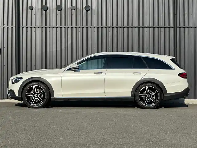 メルセデス・ベンツ Ｅ２２０ｄ 4マチック オールテレイン 福島県 2021(令3)年 5.3万km ダイヤモンドホワイト エクスクルーシブパッケージ/・パノラミックスライディングルーフ/・前席ベンチレーター/・ヘッドアップディスプレイ/・エナジャイギングパッケージ/・プライバシーガラス/エアバランスパッケージ/・空気清浄機能付きパフュームアトマイザー/Burmester/ACC/レーンキープ/ブラインドスポット/マルチビームLEDヘッドライト/黒革シート/パワーシート/全席シートヒーター/AIR BODY CONTROLエアサスペンション/ダイナミックセレクト/純正ナビ/Apple CarPlay/フルセグTV/360°カメラ/ETC/電動リアゲート/前後ドライブレコーダー/純正19インチAW/取扱説明書/保証書