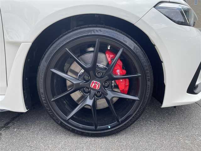 ホンダ シビック タイプR 福島県 2024(令6)年 0.1万km未満 チャンピオンシップホワイト ワンオーナー/ホンダコネクトディスプレーナビ/BT/USB/フルセグTV/ホンダセンシング/レーダークルーズコントロール/クリアランスソナー/ステアリングリモコン/バックカメラ/プッシュスタート/ドアバイザー/オートライト/フルLEDヘッドライト/ビルトインETC 2.0/純正ドライブレコーダー/USB充電ポート