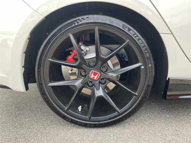 ホンダ シビック タイプR 福島県 2024(令6)年 0.1万km未満 チャンピオンシップホワイト ワンオーナー/ホンダコネクトディスプレーナビ/BT/USB/フルセグTV/ホンダセンシング/レーダークルーズコントロール/クリアランスソナー/ステアリングリモコン/バックカメラ/プッシュスタート/ドアバイザー/オートライト/フルLEDヘッドライト/ビルトインETC 2.0/純正ドライブレコーダー/USB充電ポート