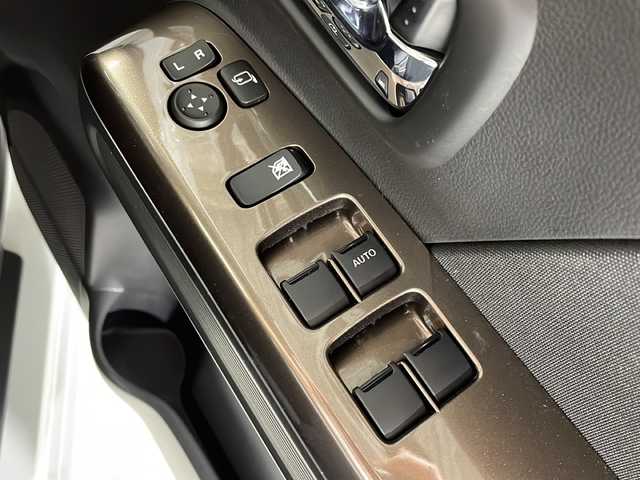 スズキ ワゴンＲ カスタムＺ HYBRID ZT 福岡県 2022(令4)年 1万km ピュアホワイトP ・オーディオレス車/・スズキセーフティサポート/・衝突軽減ブレーキシステム/・レーンキープアシスト/・後方コーナーセンサー/・クルコン/・シートヒーター/・パドルシフト/・15インチ純正ホイール/・純正ドアバイザー/・保証書/・スペアキー