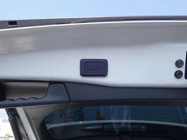 トヨタ ＲＡＶ４ HV アドベンチャー オフロードPKGⅡ 静岡県 2024(令6)年 0.3万km スーパーホワイトⅡ ワンオーナー／禁煙車/走行距離2951キロ/車検9年3月26日/トヨタセーフティセンス/　・プリクラッシュセーフティ/　・レーンとレーシングアシスト/　・オートマチックハイビーム/　・ロードサインアシスト/　・レーダークルーズコントロール/　・先行車発進のお知らせ/10.5インチディスプレイオーディオプラス/　ナビ/BT/USB/HDMI/AM.FM/フルセグTV/AppleCarPlay／Android audio/ETC2.0/パノラミックビューモニター/BSM/デジタルインナーミラー/ステアリングヒーター/前席シートヒーター／エアシート/運転席メモリー機能付パワーシート/パワーバックドア／ハンズフリー/ルーフレール/純正専用サスペンション/TRDマッドガード/ドアハンドルプロテクター/LEDヘッドライト／オートマチックハイビーム/社外3Dフロアマット／トランクマット/純正ドアバイザー/取扱説明書／保証書