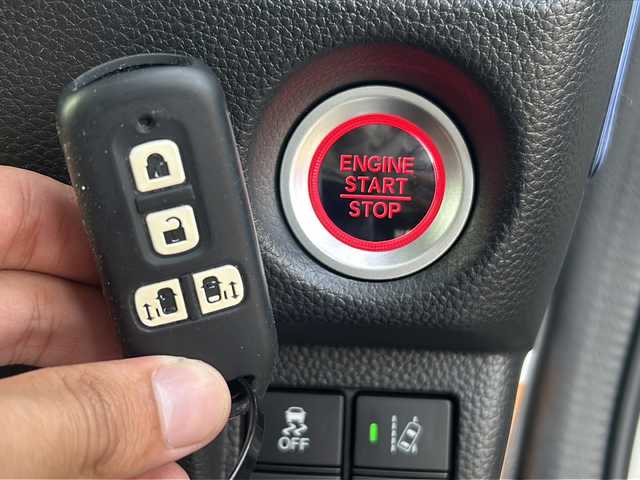 ホンダ Ｎ ＢＯＸ 石川県 2018(平30)年 7.7万km プラチナホワイトパール ワンオーナー/ホンダセンシング/・衝突被害軽減/・レーダークルーズコントロール/・誤発進抑制機能（前方・後方）/・先行車発進お知らせ機能/・車線逸脱抑制機能/・路外逸脱抑制機能/・標識認識機能/・オートハイビーム/純正9インチナビゲーション/【CD・DVD・Bluetooth・フルセグTV・SD】/型式：VXU-195NBi/バックカメラ/両側パワースライドドア/ドライブレコーダー/パドルシフト/ビルトインETC/オートライト/・LEDヘッドライト/・社外LEDフォグランプ/電動格納ミラー/・ウィンカーミラー/プッシュスタート/・スペアキー1本/取扱説明書/保証書