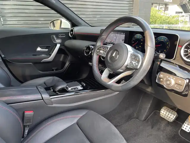 メルセデス・ベンツ Ａ１８０ セダン スタイル AMGライン 三重県 2020(令2)年 1.9万km ポーラホワイト アドバンスドＰＫＧ　/ロゴ付ブレーキ　/マルチビームＬＥＤ　/ＨＵＤ　/ＡＣＣ　/３６０°カメラ　/フルセグＴＶ　/前後ドラレコ　/純正１８ＡＷ　/パワーシート　/シートヒーター　/ハーフレザー　/ナビゲーションＰＫＧ