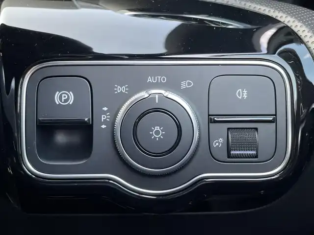 メルセデス・ベンツ Ａ１８０ セダン スタイル AMGライン 三重県 2020(令2)年 1.9万km ポーラホワイト アドバンスドＰＫＧ　/ロゴ付ブレーキ　/マルチビームＬＥＤ　/ＨＵＤ　/ＡＣＣ　/３６０°カメラ　/フルセグＴＶ　/前後ドラレコ　/純正１８ＡＷ　/パワーシート　/シートヒーター　/ハーフレザー　/ナビゲーションＰＫＧ