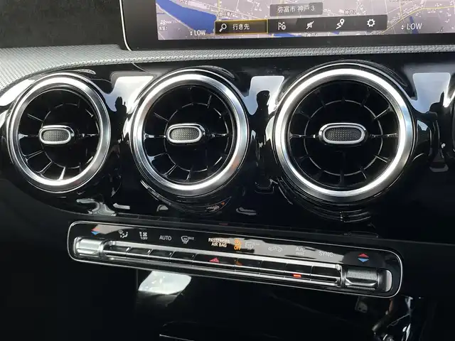 メルセデス・ベンツ Ａ１８０ セダン スタイル AMGライン 三重県 2020(令2)年 1.9万km ポーラホワイト アドバンスドＰＫＧ　/ロゴ付ブレーキ　/マルチビームＬＥＤ　/ＨＵＤ　/ＡＣＣ　/３６０°カメラ　/フルセグＴＶ　/前後ドラレコ　/純正１８ＡＷ　/パワーシート　/シートヒーター　/ハーフレザー　/ナビゲーションＰＫＧ