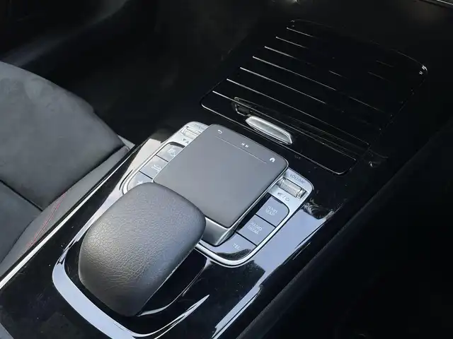 メルセデス・ベンツ Ａ１８０ セダン スタイル AMGライン 三重県 2020(令2)年 1.9万km ポーラホワイト アドバンスドＰＫＧ　/ロゴ付ブレーキ　/マルチビームＬＥＤ　/ＨＵＤ　/ＡＣＣ　/３６０°カメラ　/フルセグＴＶ　/前後ドラレコ　/純正１８ＡＷ　/パワーシート　/シートヒーター　/ハーフレザー　/ナビゲーションＰＫＧ