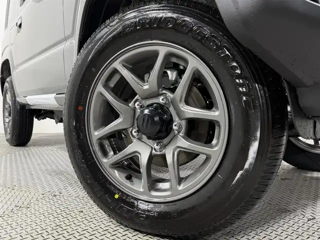 スズキ ジムニー XC 大阪府 2025(令7)年 0.1千km ミディアムグレー 届出済未使用車 クルーズコントロール 衝突軽減ブレーキ レーンアシスト シートヒーター スマートキー プッシュスタート ダウンヒルアシスト ヘッドライトウォッシャー ４WD