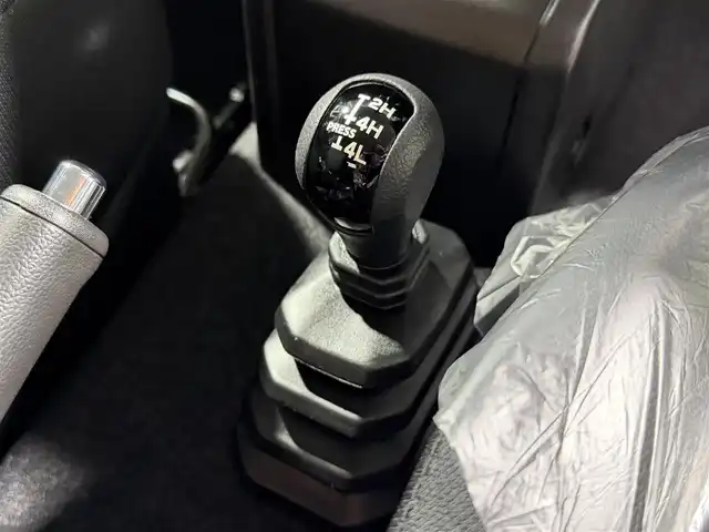 スズキ ジムニー XC 大阪府 2025(令7)年 0.1千km ミディアムグレー 届出済未使用車 クルーズコントロール 衝突軽減ブレーキ レーンアシスト シートヒーター スマートキー プッシュスタート ダウンヒルアシスト ヘッドライトウォッシャー ４WD
