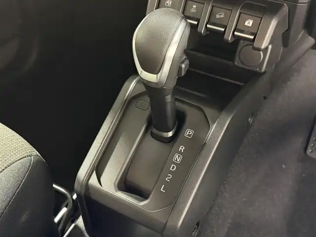スズキ ジムニー XC 大阪府 2025(令7)年 0.1千km ミディアムグレー 届出済未使用車 クルーズコントロール 衝突軽減ブレーキ レーンアシスト シートヒーター スマートキー プッシュスタート ダウンヒルアシスト ヘッドライトウォッシャー ４WD