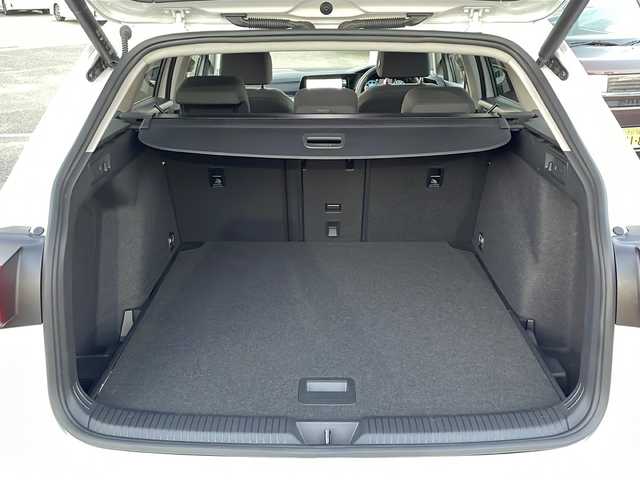 フォルクスワーゲン ＶＷ ゴルフ ヴァリアント TDI アクティブアドバンス 徳島県 2023(令5)年 3.9万km 白 純正【10.5インチナビ】/（ラジオ・Bluetooth・TV・apple connect）/バックカメラ/シートヒーター/ステアリングヒーター/t追従機能付きコントロール/ルーフレール/クリアランスソナー/オールウェザーライト/バニティーランプ/ＬＥＤヘッドライト/オートハイビーム/ＥＴＣ２．０/前後ドラレコ/純正ＡＷ/ドライバー疲労検知システム/Side Assist/Front Assist/リアトラッキングアシスト/タイプC入力端子/純正フロアマット