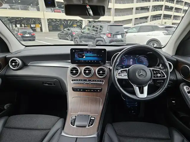 メルセデス・ベンツ ＧＬＣ３００ 4マチック 愛知県 2020(令2)年 6.7万km セレナイトグレー 〇４WD/〇ワンオーナー/〇純正10.25インチワイドディスプレイ/〇フルセグTV/〇パワーバックドア/〇ETC2.0/〇ドライブレコーダー/〇クルーズコントロール/〇コーナーセンサー/〇レーダーセーフティパッケージ/〇ターボ/〇LEDヘッドランプ/〇アダプティブハイビームアシスト/〇革巻きステアリングホイール/〇ブラック合皮/ファブリックコンビシート/〇パワーシート/シートヒーター/〇純正19インチアルミホイール/〇クロームルーフレール/〇キーレスゴー/〇禁煙車