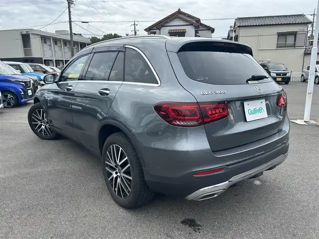 メルセデス・ベンツ ＧＬＣ３００ 4マチック 愛知県 2020(令2)年 6.7万km セレナイトグレー 〇4WD/〇ワンオーナー/〇純正10.25インチナビ/〇フルセグTV/〇パワーバックドア/〇360°カメラシステム/〇ETC2.0/〇純正ドライブレコーダー/〇アクティブディスタンスアシストディストロニック/〇パークトロニック/〇レーダーセーフティパッケージ/・アクティブエマージェンシーストップアシスト/・アクティブレーンキーピングアシスト/・アクティブブラインドスポットアシスト/〇ターボ/〇LEDヘッドランプ/〇アダプティブハイビームアシスト/〇革巻きステアリングホイール/〇ハーフレザーシート/〇全席シートヒーター/〇前席メモリー機能付パワーシート/〇クロームルーフレール/〇純正19インチアルミホイール/〇キーレスゴー/〇禁煙車